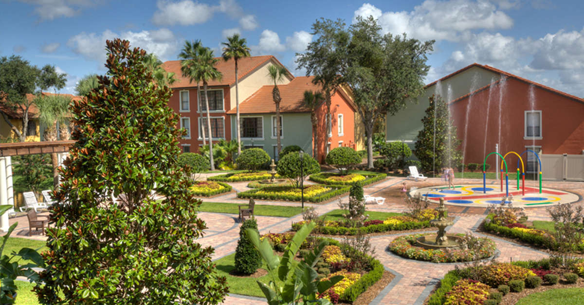 Een foto van het terras bij Legacy Vacation Resort