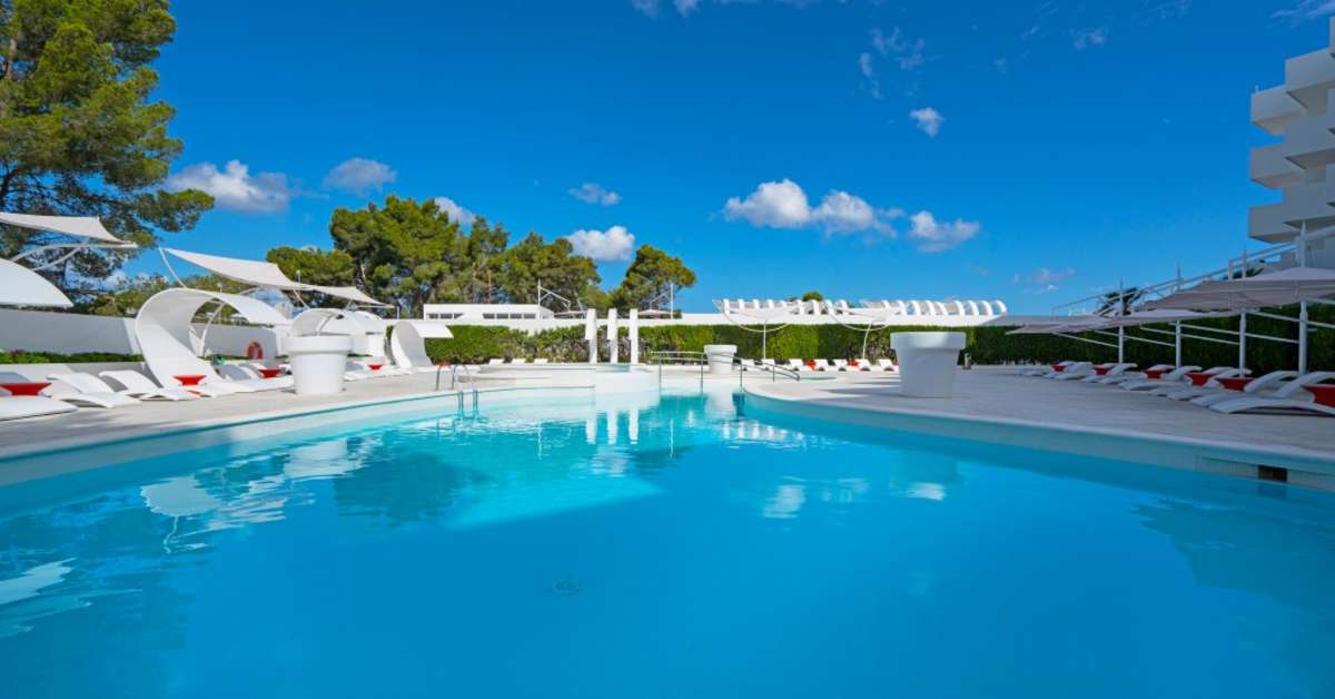 Een foto van het zwembad bij THB Naeco Ibiza