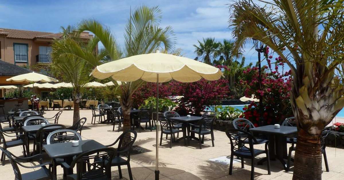 Een foto van het terras bij Aparthotel Las Olas