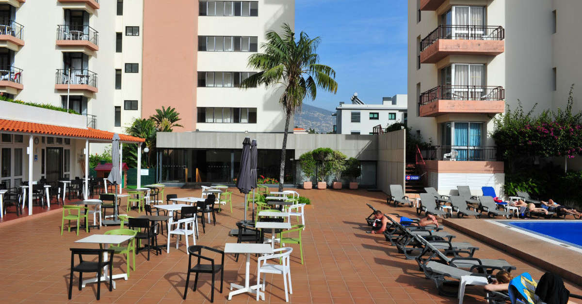 Een foto van het terras bij Dorisol Mimosa Hotel