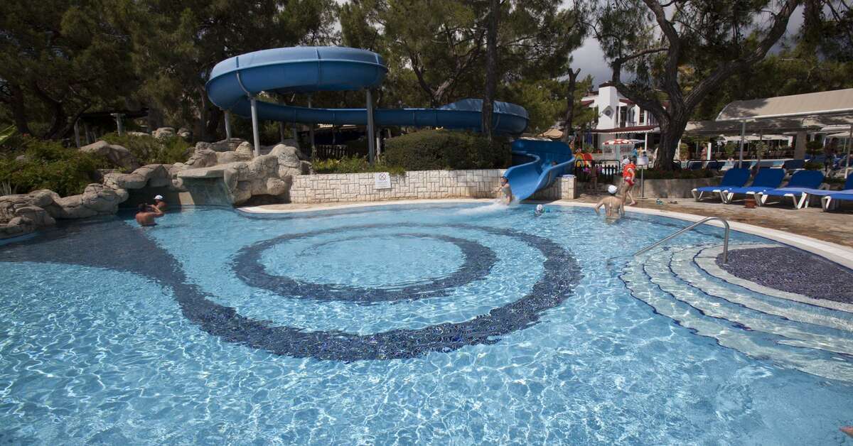 Een foto van het zwembad bij Pirate's Beach Club