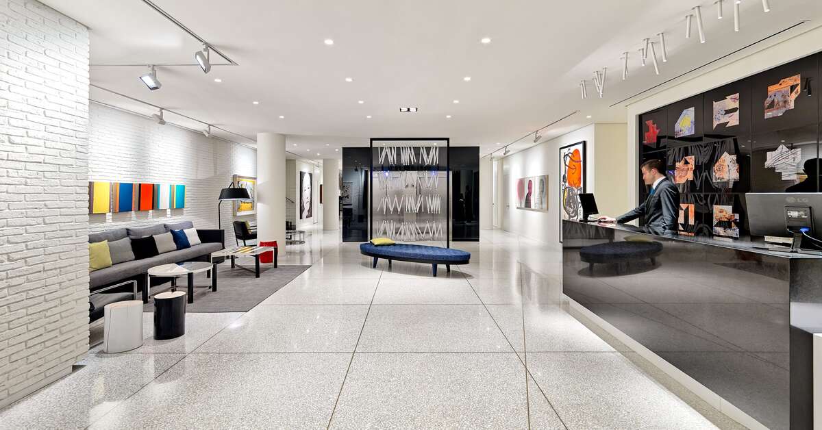 Een foto van het interieur van H10 Art Gallery