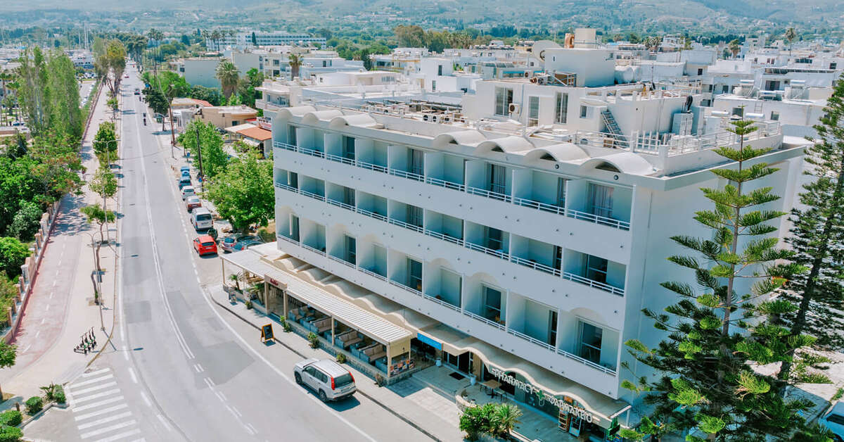 Een foto van de buitenkant van Zephyros Hotel