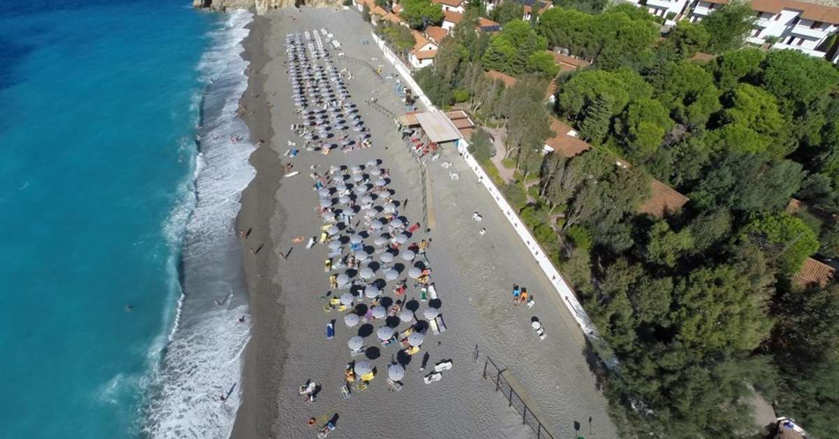 Een foto van het strand bij TH Gioiosa Marea Capo Calava