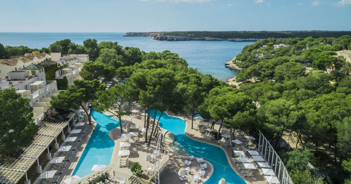Een foto van het zwembad bij Iberostar Waves Club Cala Barca