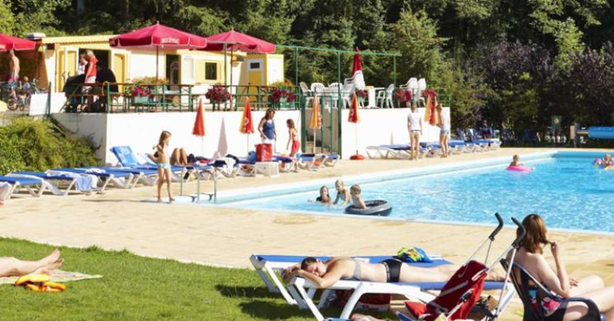 Een foto van het zwembad bij Parc la Clusure
