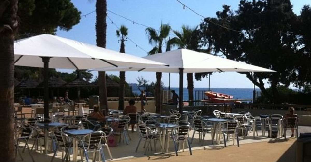 Een foto van het terras bij Camping Cala Gogo