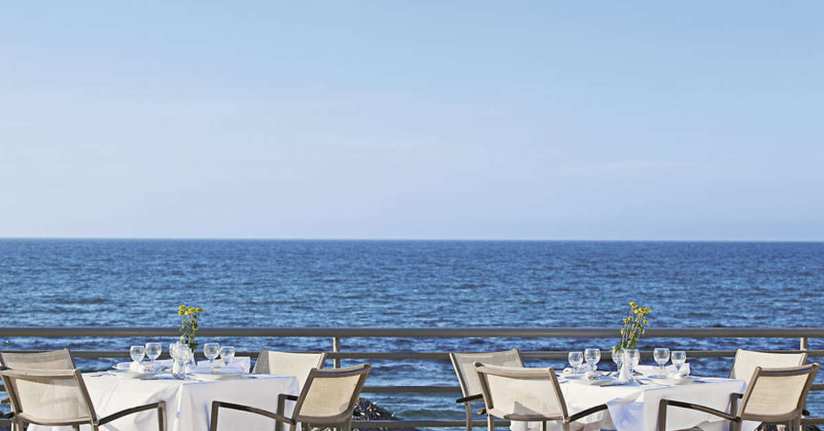 Een foto van het terras bij Civitel Creta Beach Hotel