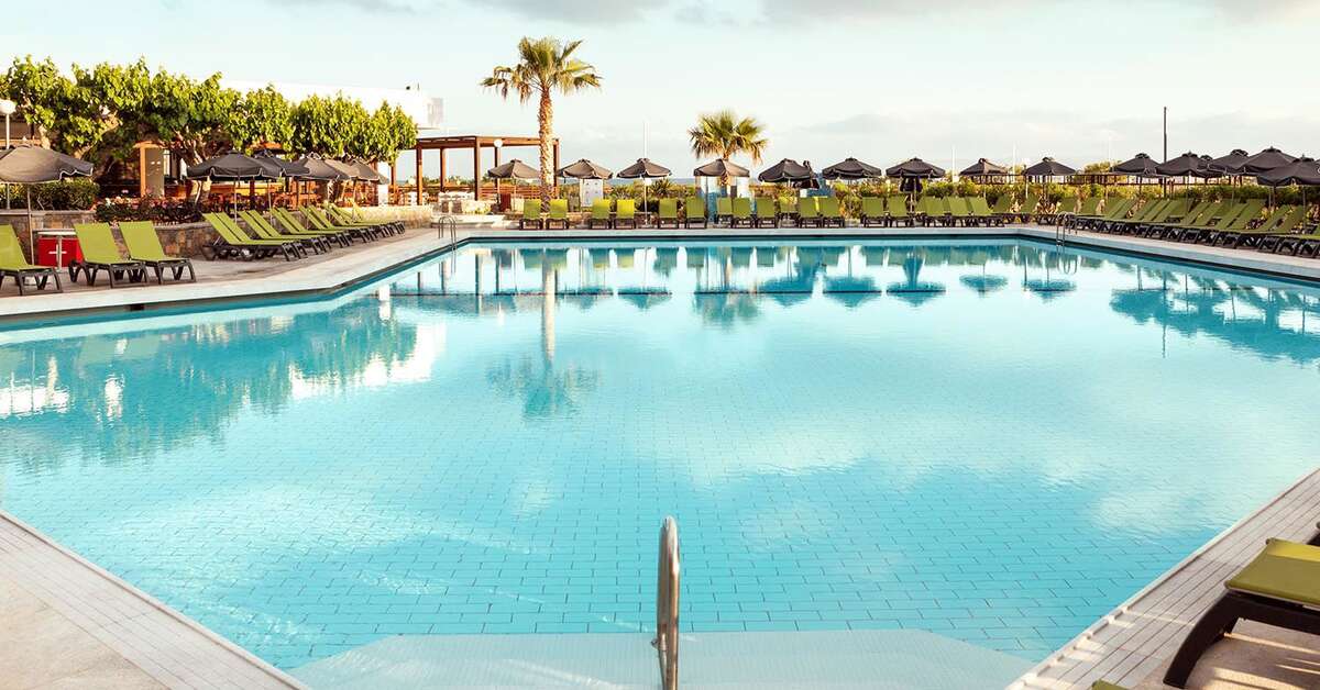Een foto van het zwembad bij Sol by Melia Marina Beach Crete