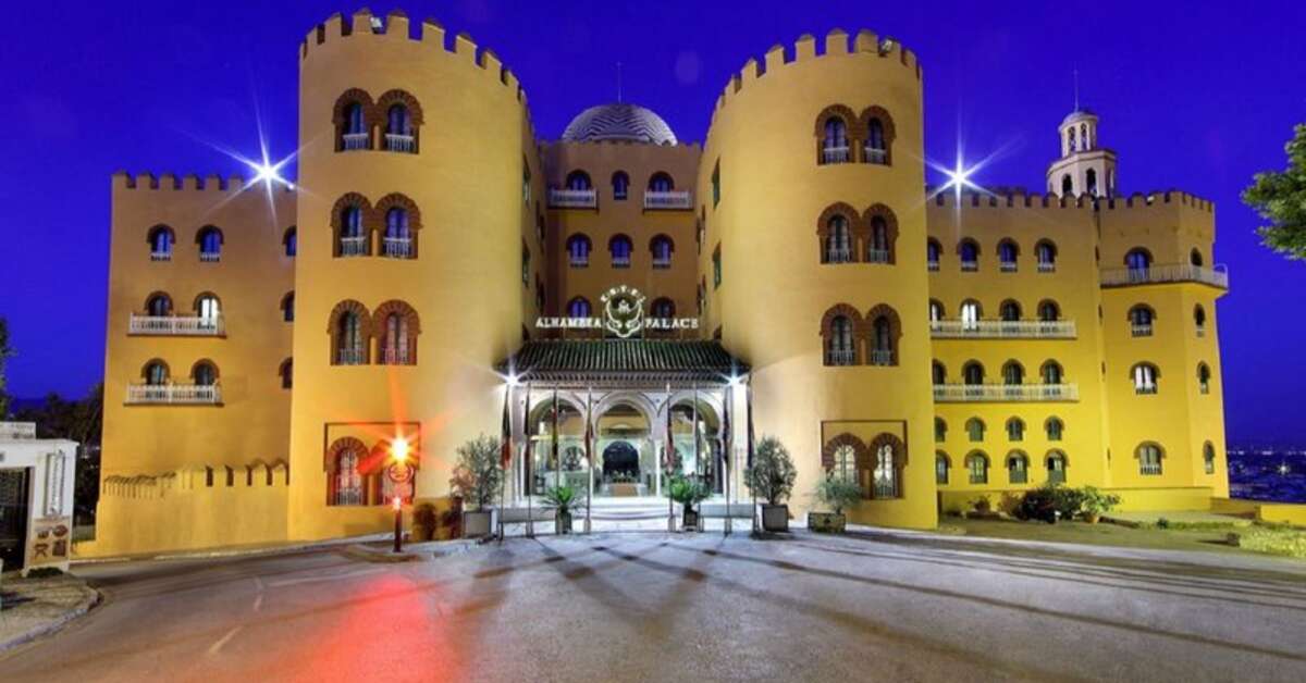 Een foto van de buitenkant van Hotel Alhambra Palace