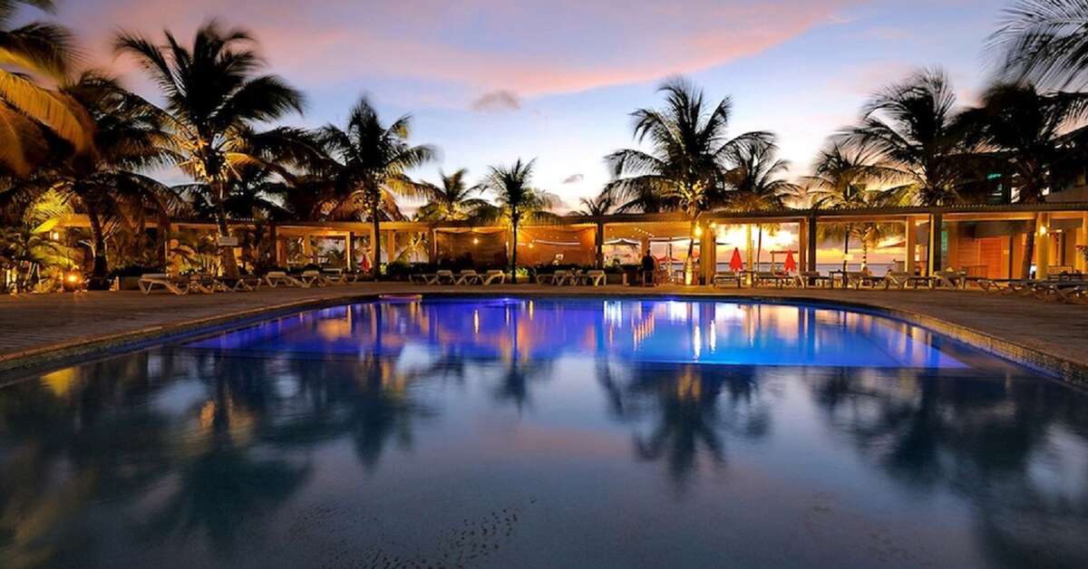 Een foto van het zwembad bij Eden Beach Resort