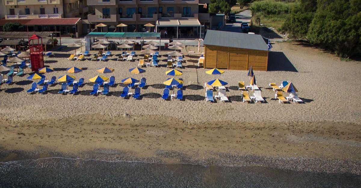 Een foto van het strand bij Yianna Caravel Beach Hotel