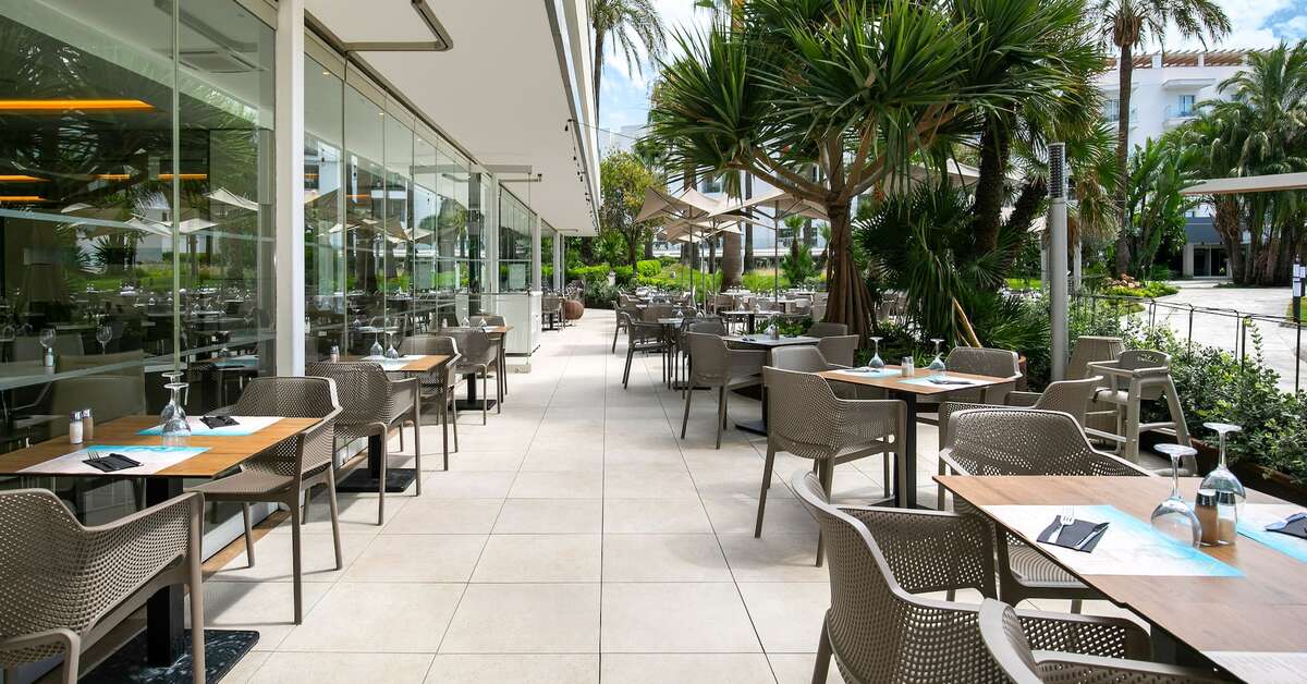 Een foto van het terras bij Sol Torremolinos Don Pablo