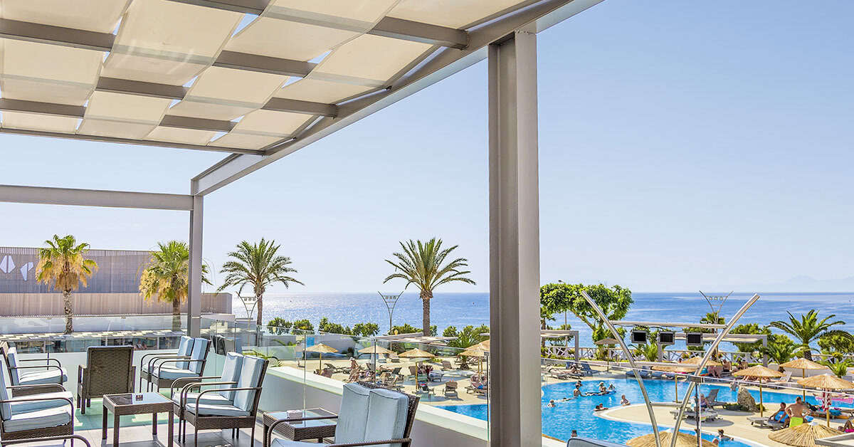 Een foto van het terras bij Akti Imperial Deluxe Spa & Resort