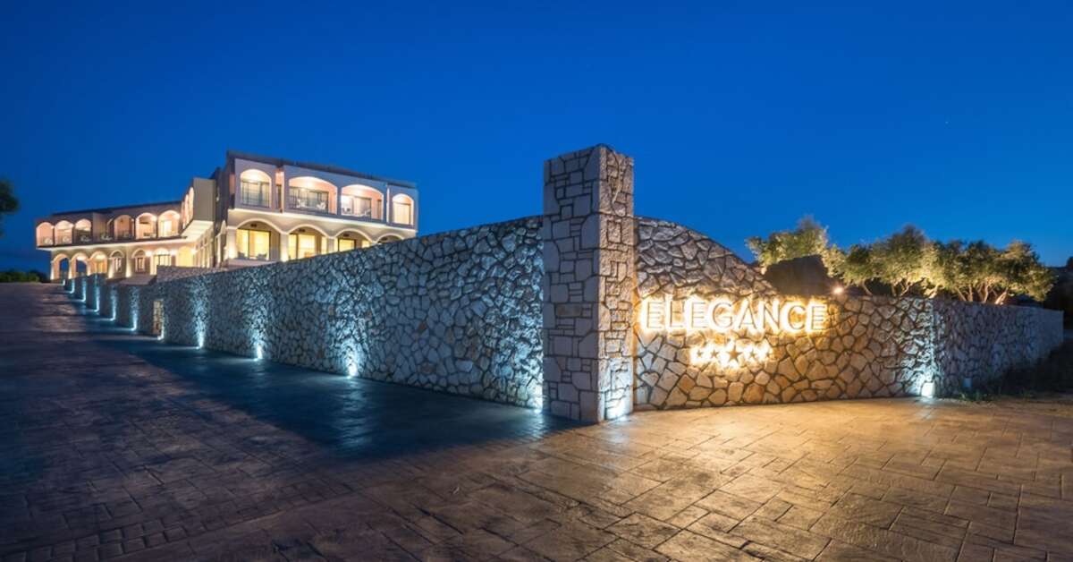 Een foto van de buitenkant van Elegance Luxury Executive Suites