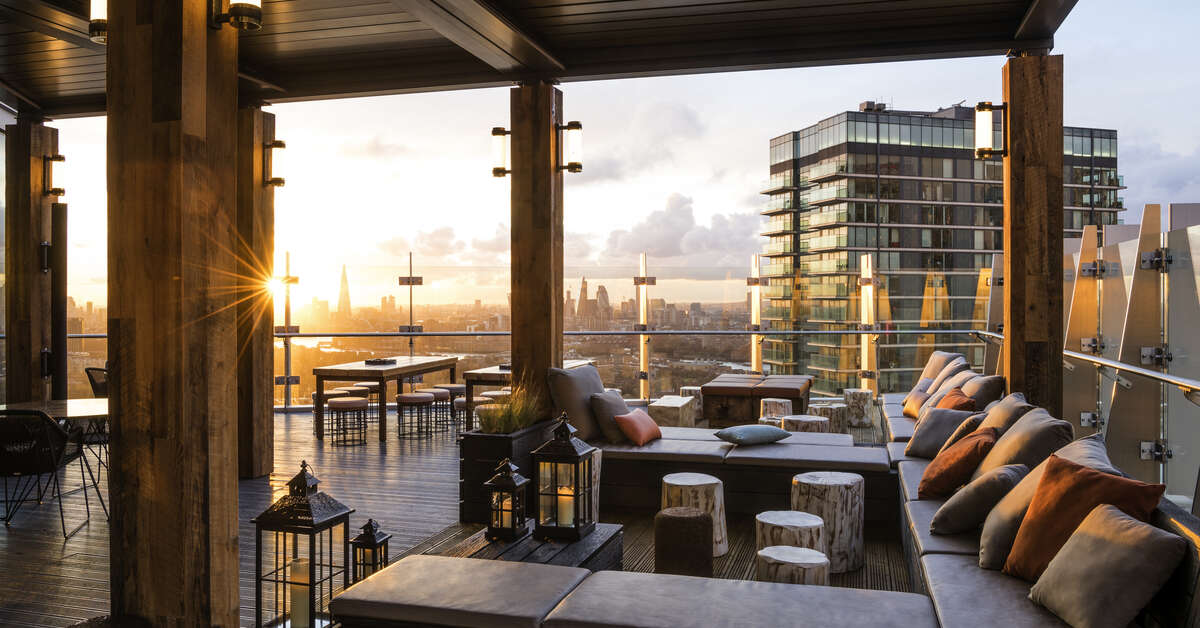 Een foto van het terras bij Novotel London Canary Wharf
