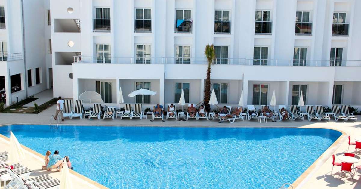 Een foto van het zwembad bij Club Shark Hotel