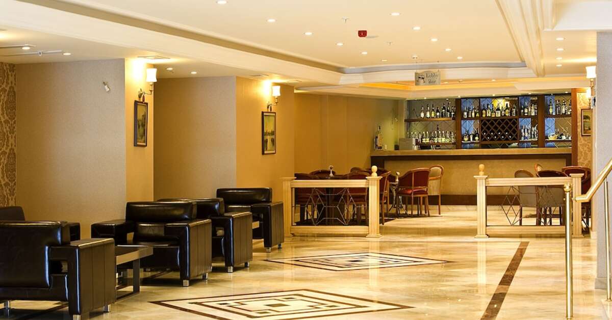 Een foto van het interieur van Askoc Hotel