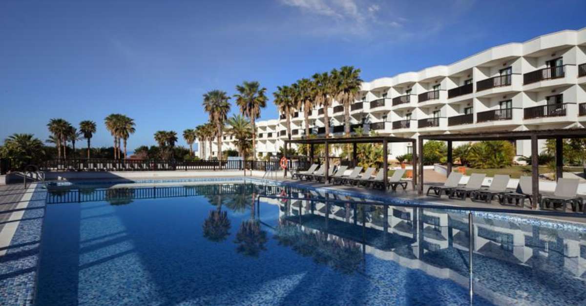 Een foto van het zwembad bij Barcelo Cabo de Gata