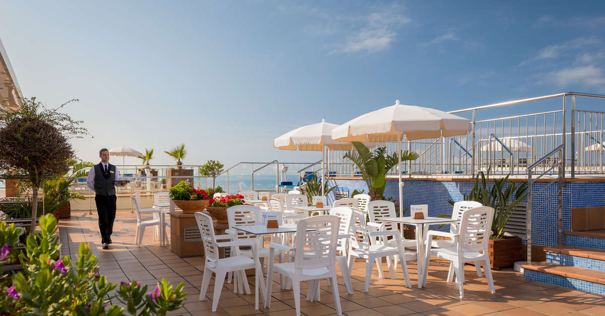 Een foto van het terras bij H-Top Pineda Palace