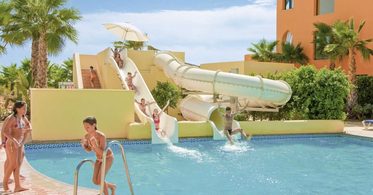Een foto van het zwembad bij Playamarina Hotel