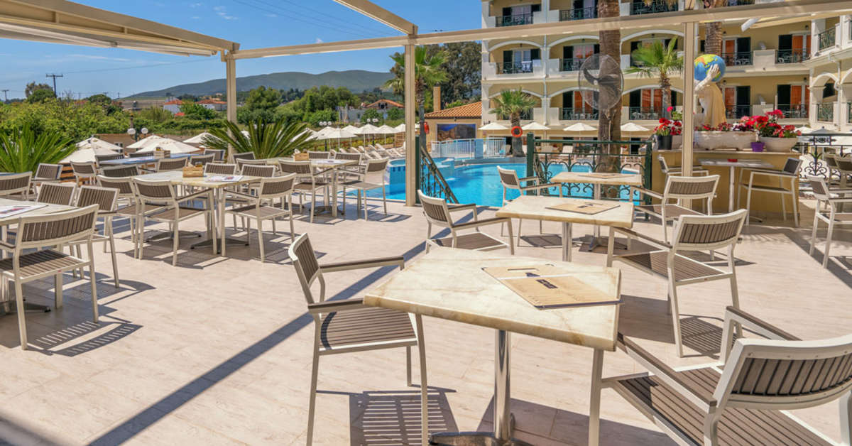 Een foto van het terras bij Zante Atlantis Hotel