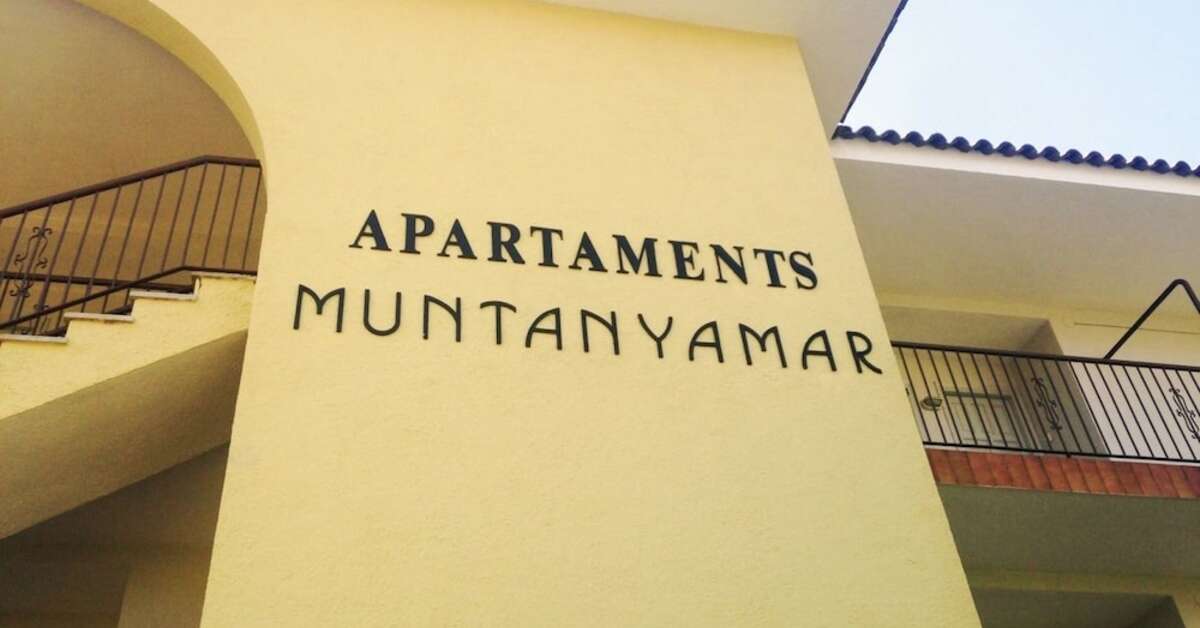 Een foto van de buitenkant van Appartementen AR Muntanya Mar