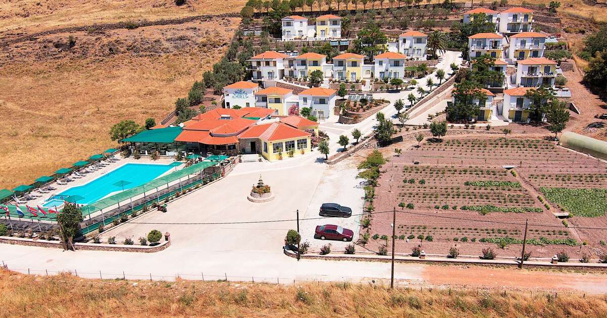 Een foto van de buitenkant van Panorama Hotel Lesbos