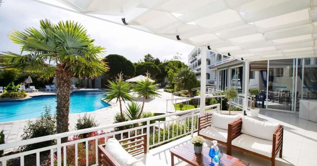 Een foto van het terras bij Happy Days Hotel Tholos