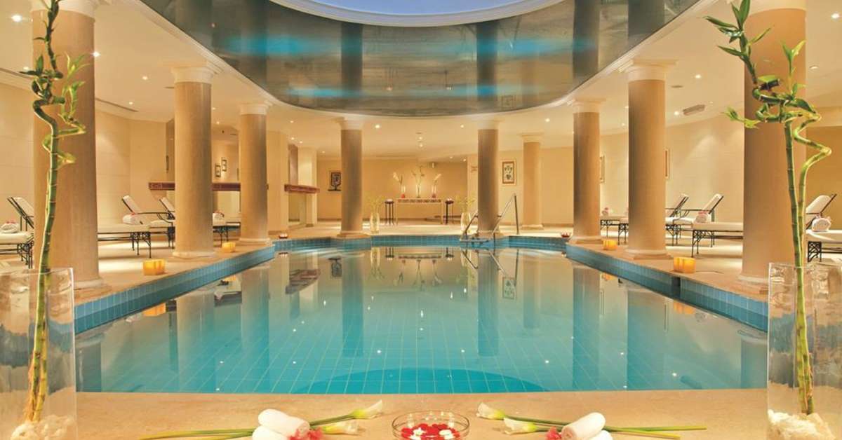 Een foto van het zwembad bij JAZ Elite Palace