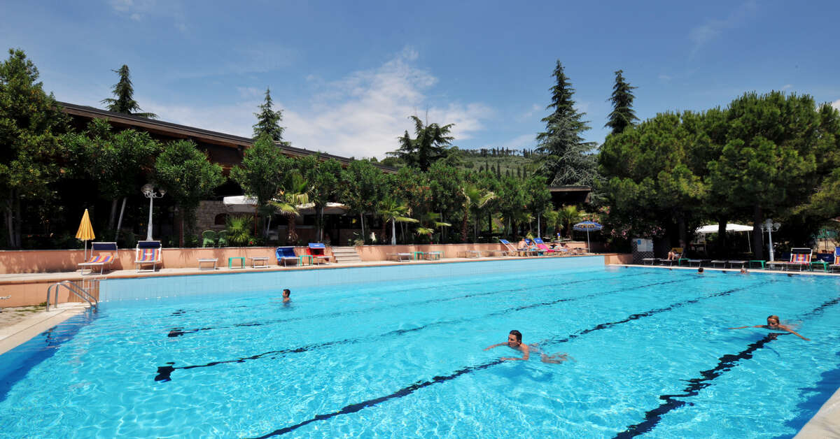 Een foto van het zwembad bij Sporthotel Olimpo