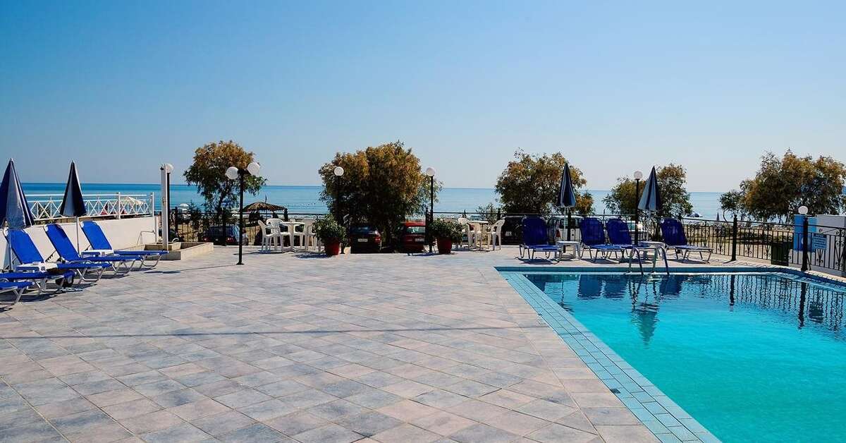 Een foto van het zwembad bij Andreolas Beach Hotel