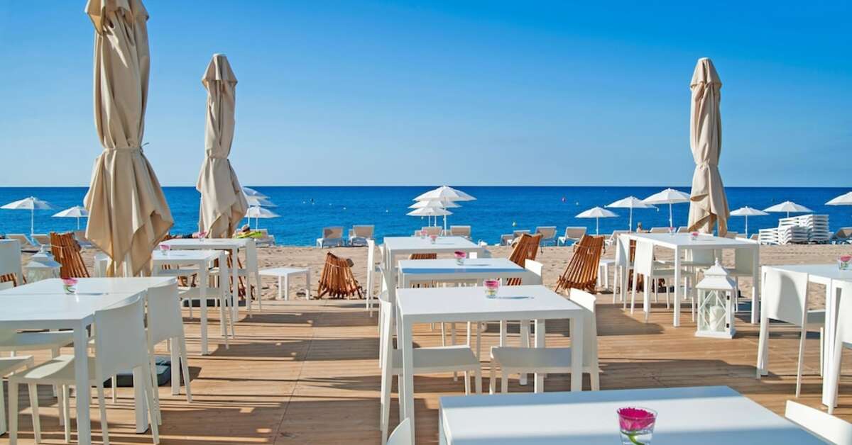 Een foto van het terras bij Hotel Bernat II