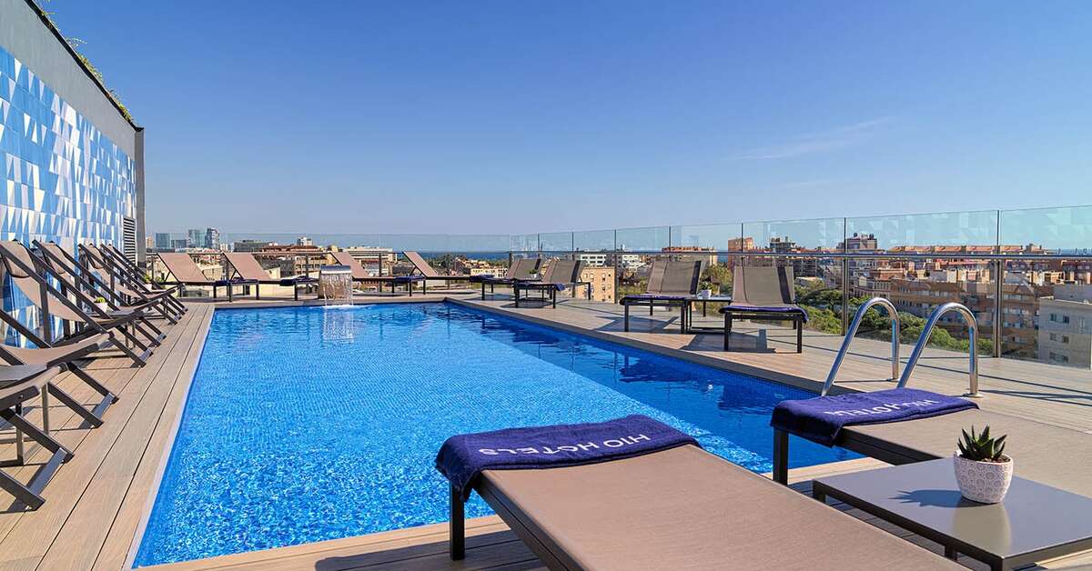 Een foto van het zwembad bij H10 Marina Barcelona
