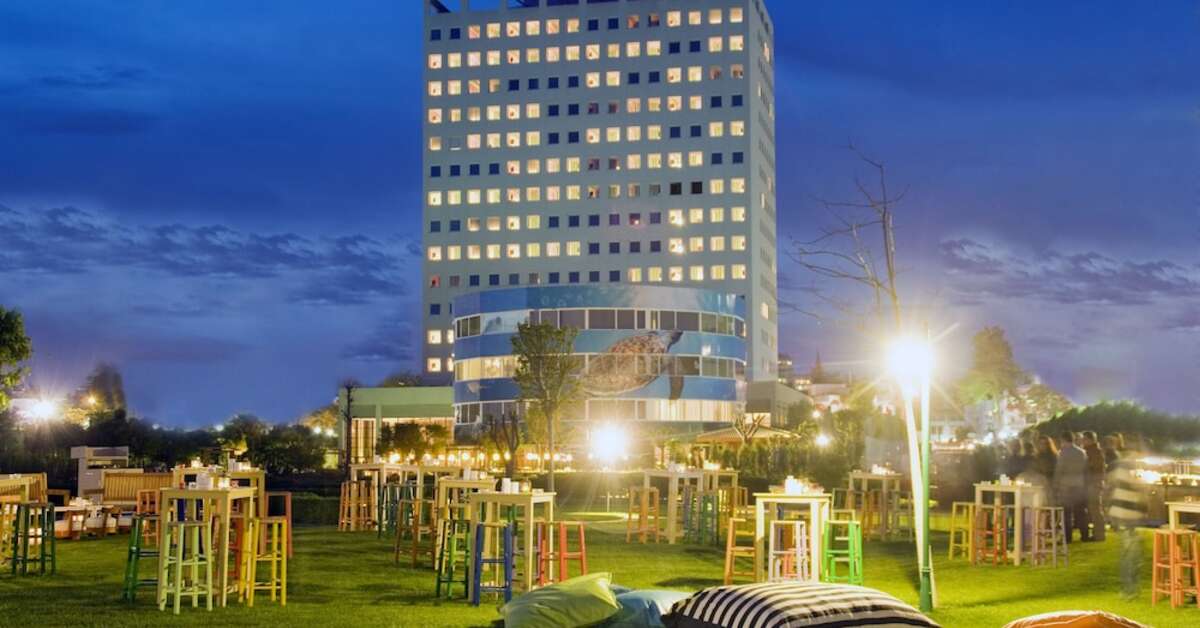 Een foto van het terras bij The Marmara Antalya Hotel