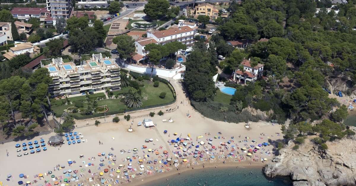 Een foto van het strand bij Hotel GHT Xaloc