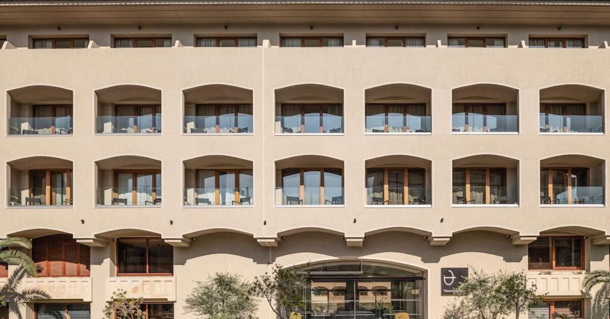 Een foto van de buitenkant van Theartemis Palace