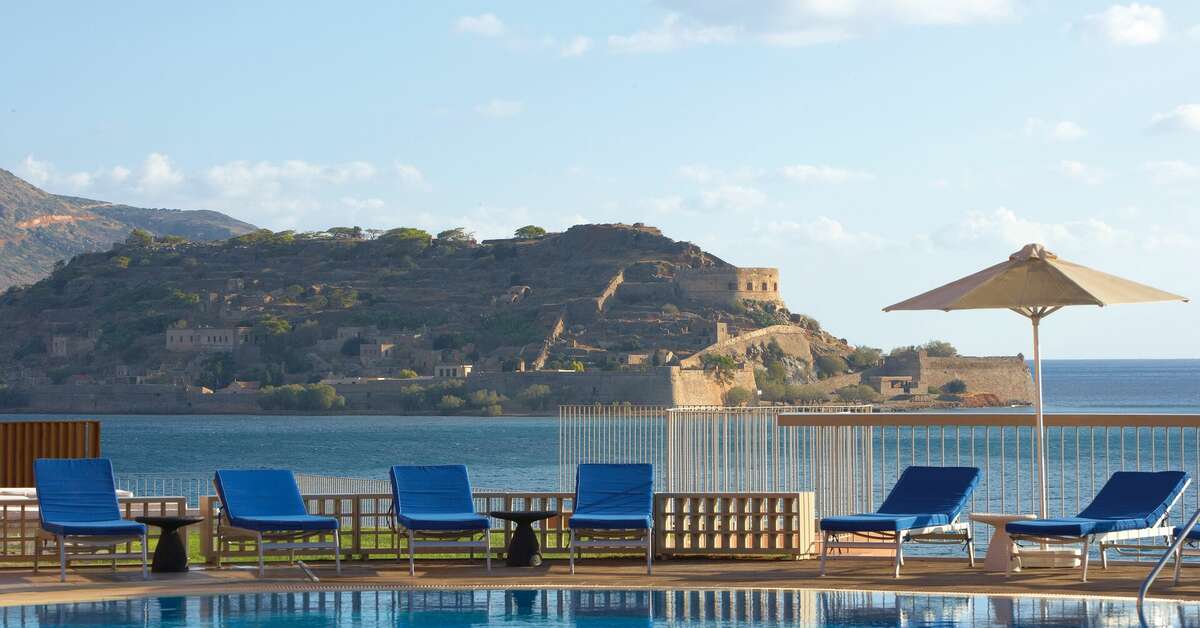 Een foto van het zwembad bij Domes of Elounda