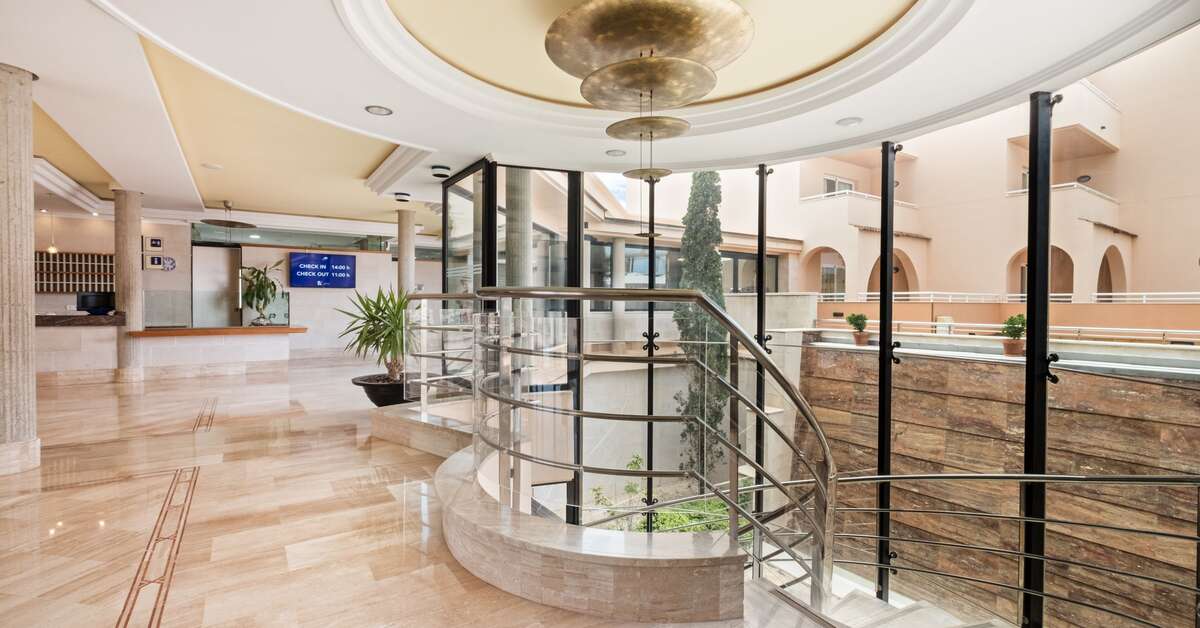 Een foto van het interieur van Rosamar Ibiza hotel