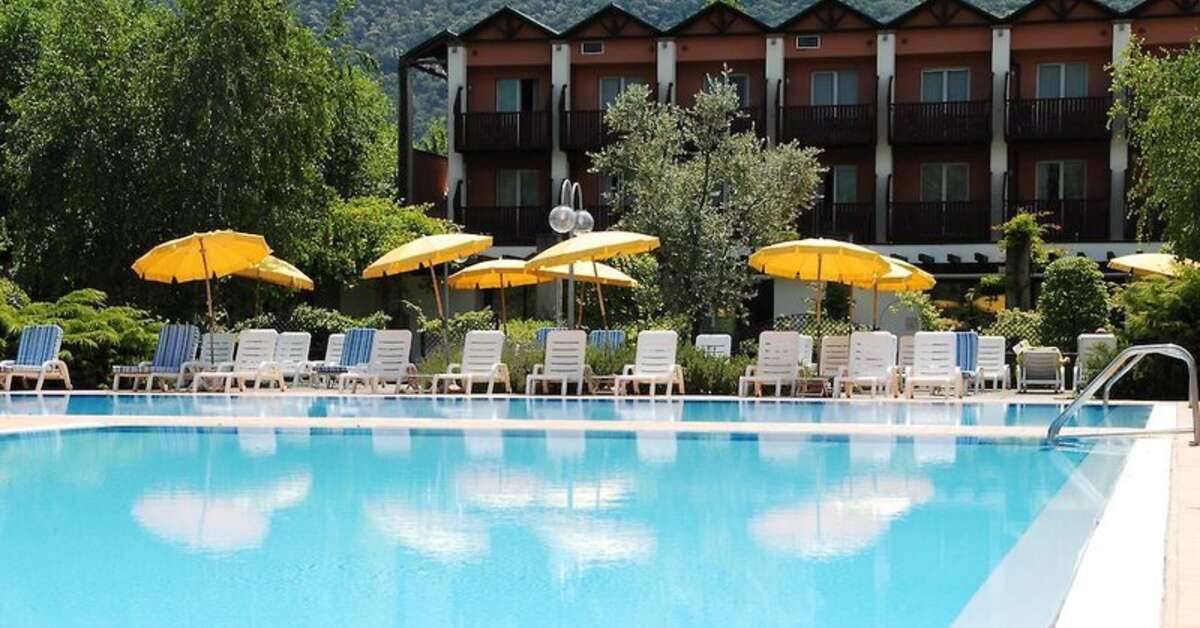 Een foto van het zwembad bij Iseolago Hotel