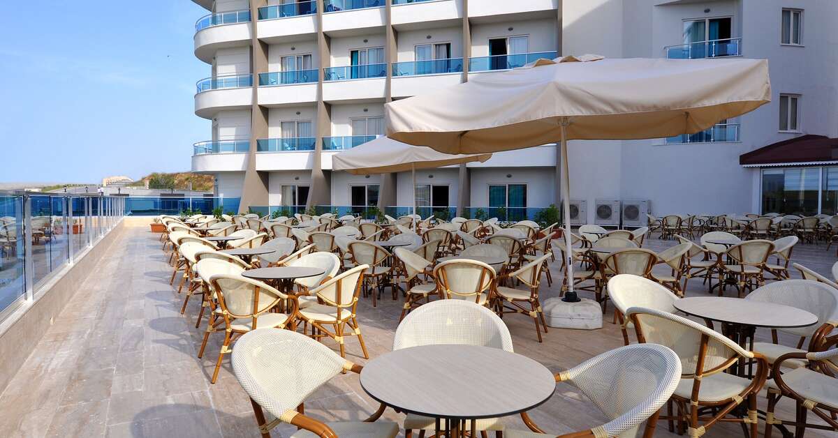Een foto van het terras bij Ramada Resort By Wyndham Side