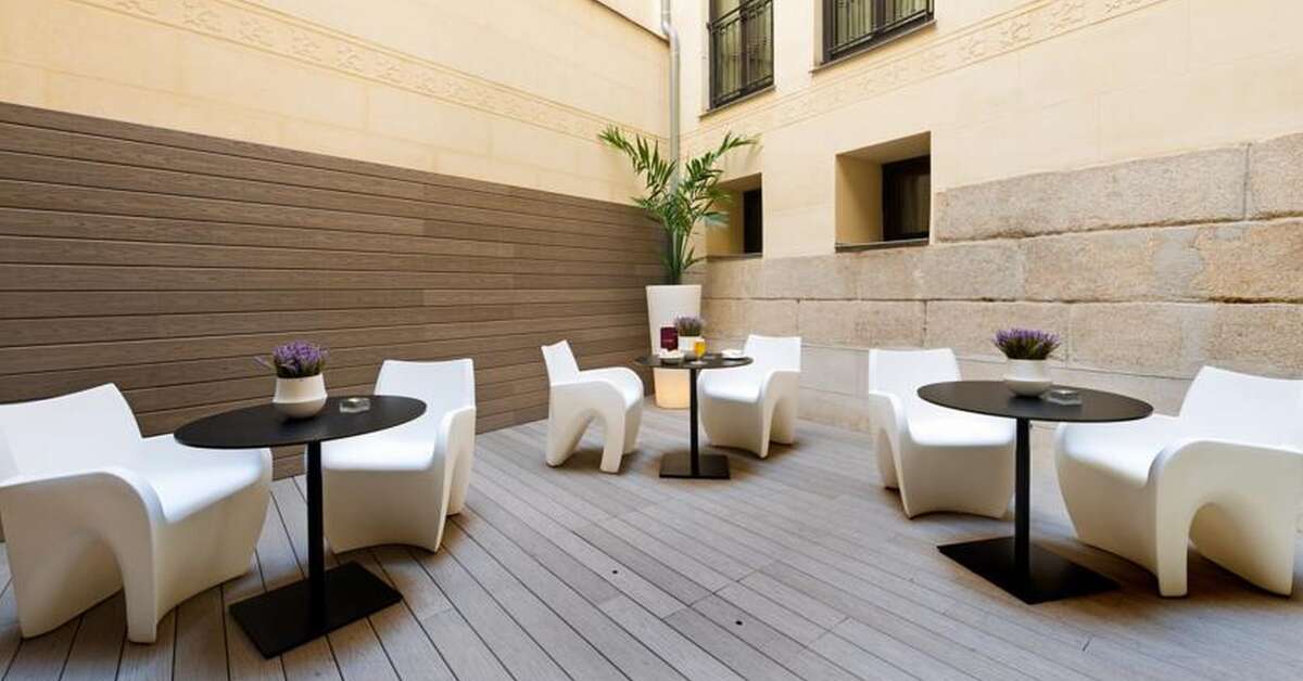 Ein Foto von der Terrasse im Catalonia Las Cortes