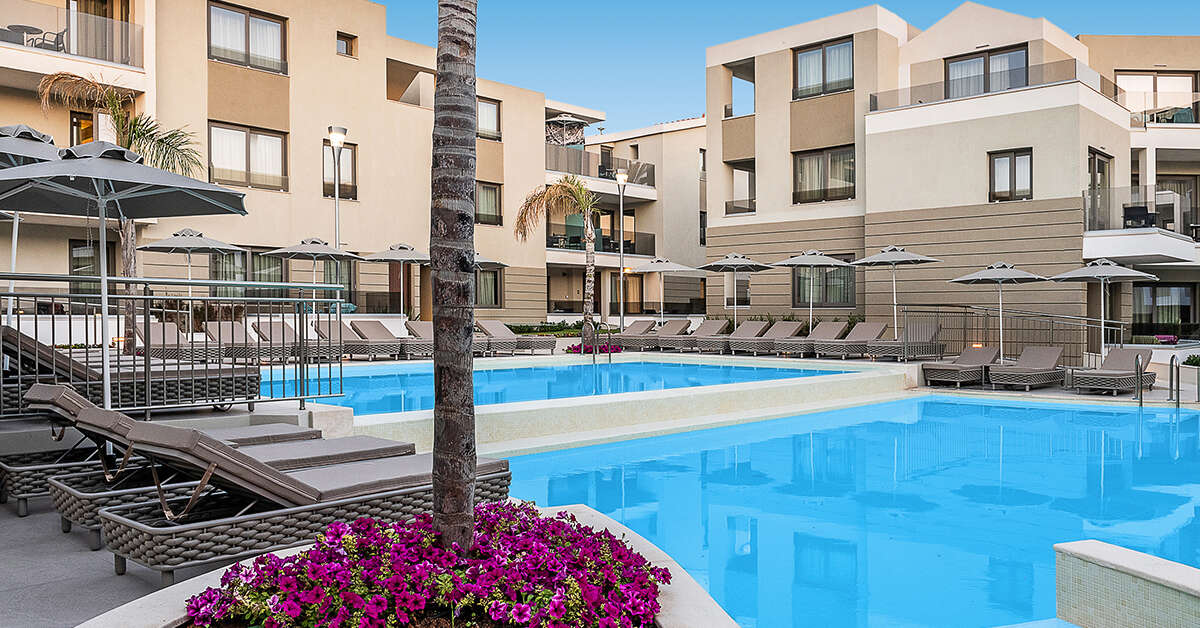 Een foto van het zwembad bij Porto Platanias Luxury Selection