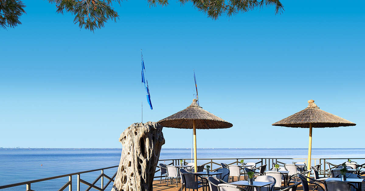 Een foto van het terras bij Blue Dolphin Hotel