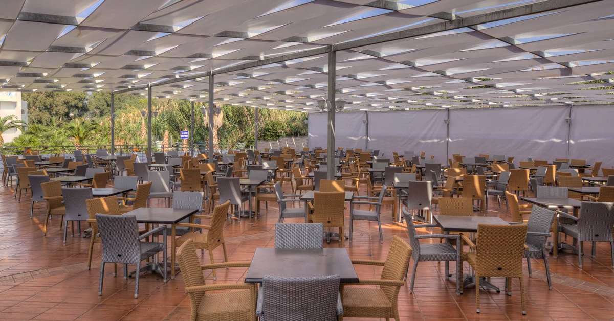 Een foto van het terras bij Sandy Beach & Villas
