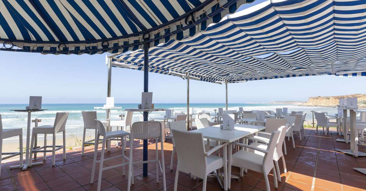 Een foto van het terras bij Hipotels Flamenco Conil