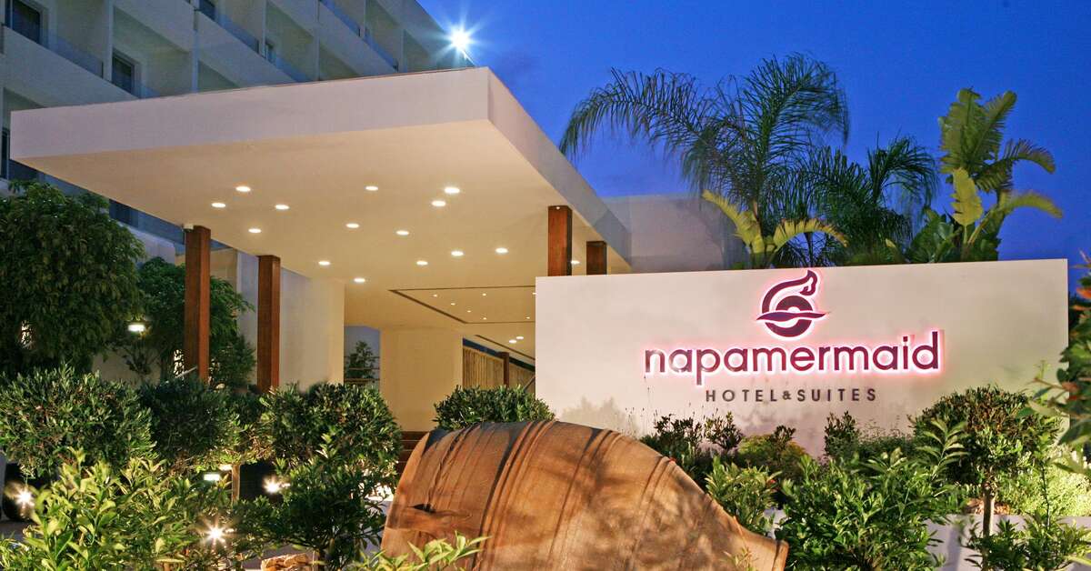 Ein Foto von der Außenansicht des Napa Mermaid Hotel & Suites