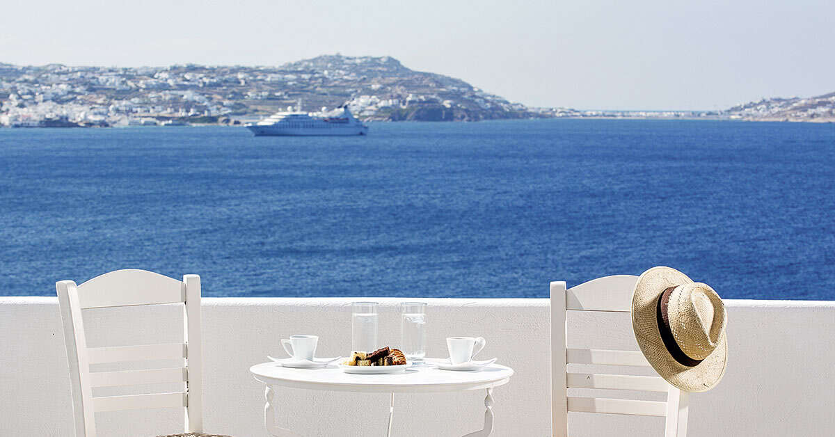 Een foto van het terras bij Mykonos Princess Hotel