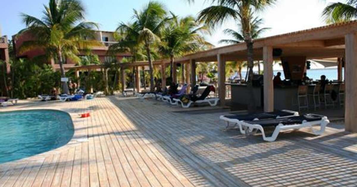 Een foto van het zwembad bij Eden Beach Resort