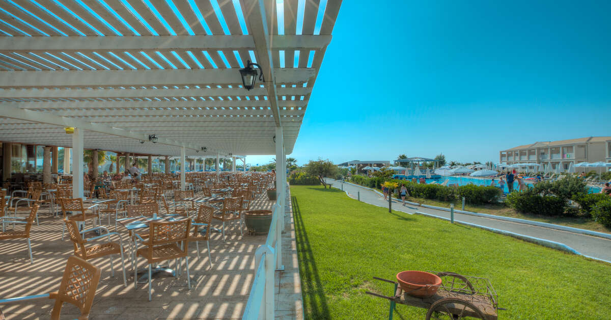 Een foto van het terras bij Sandy Beach & Villas